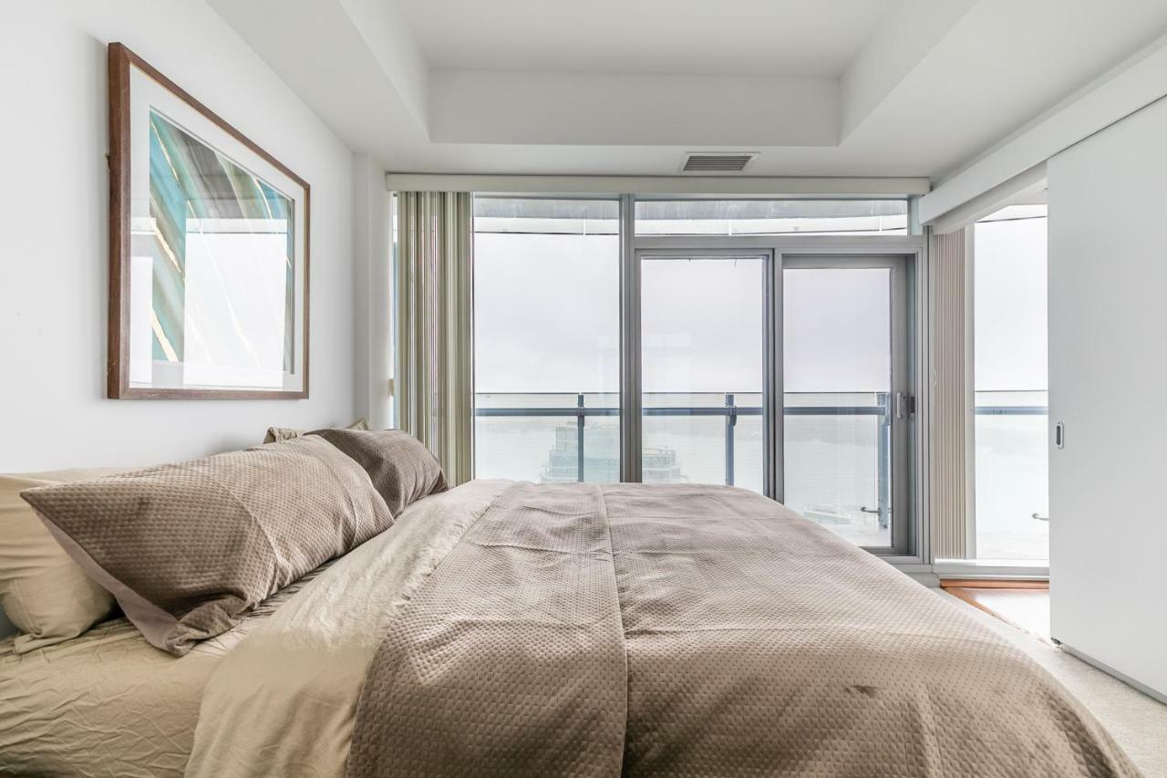 Luxury Corner - Entertainment District Apartment