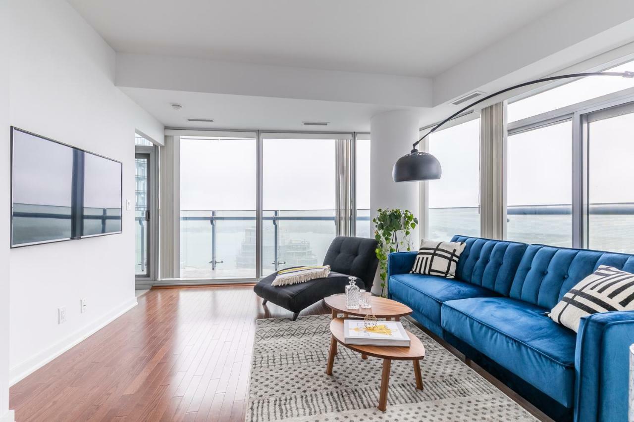 Luxury Corner - Entertainment District Apartment