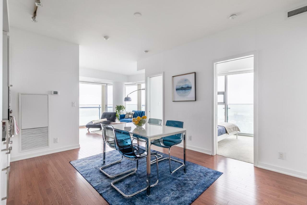 Luxury Corner - Entertainment District Apartment