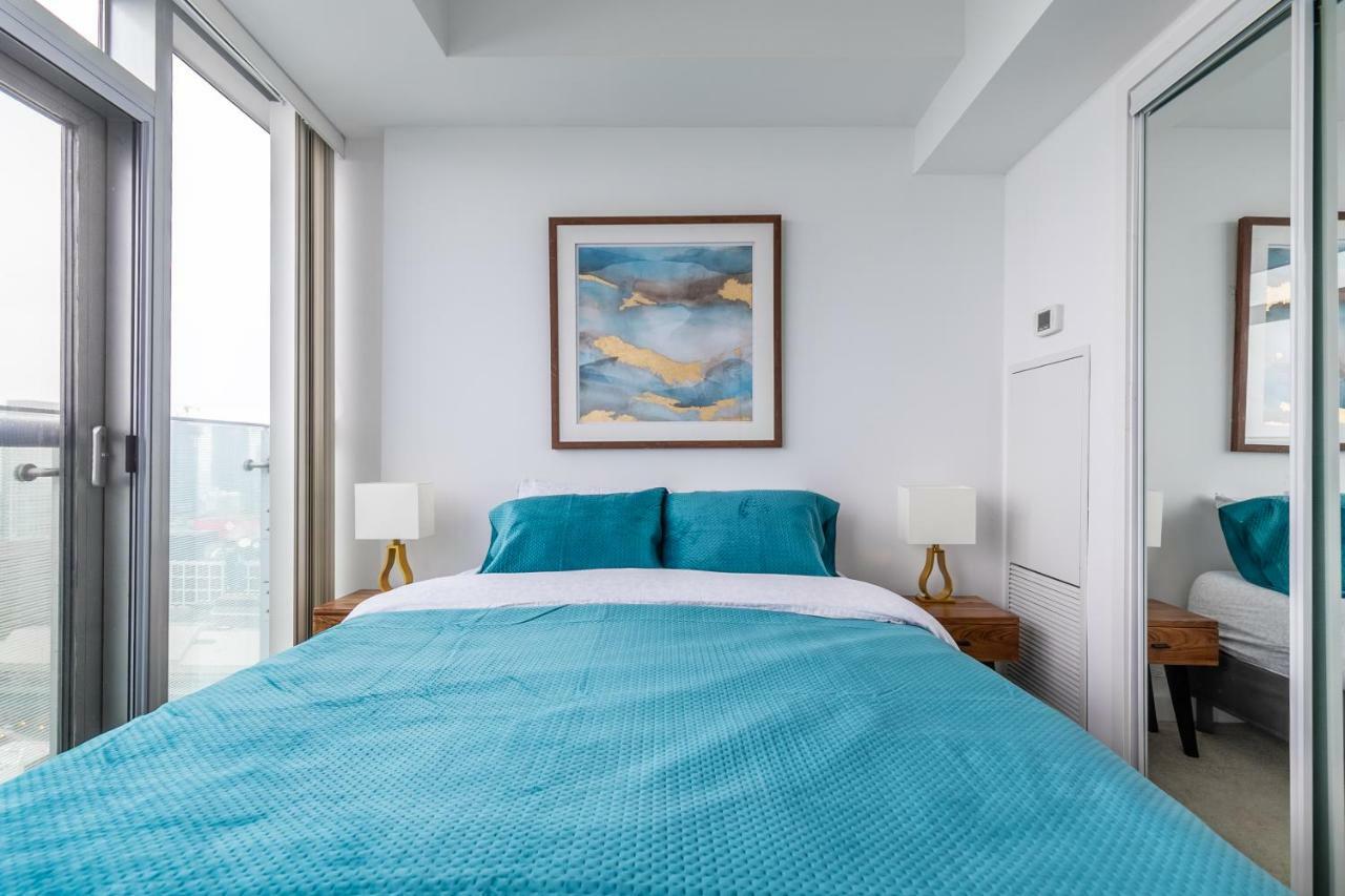 Luxury Corner - Entertainment District Apartment
