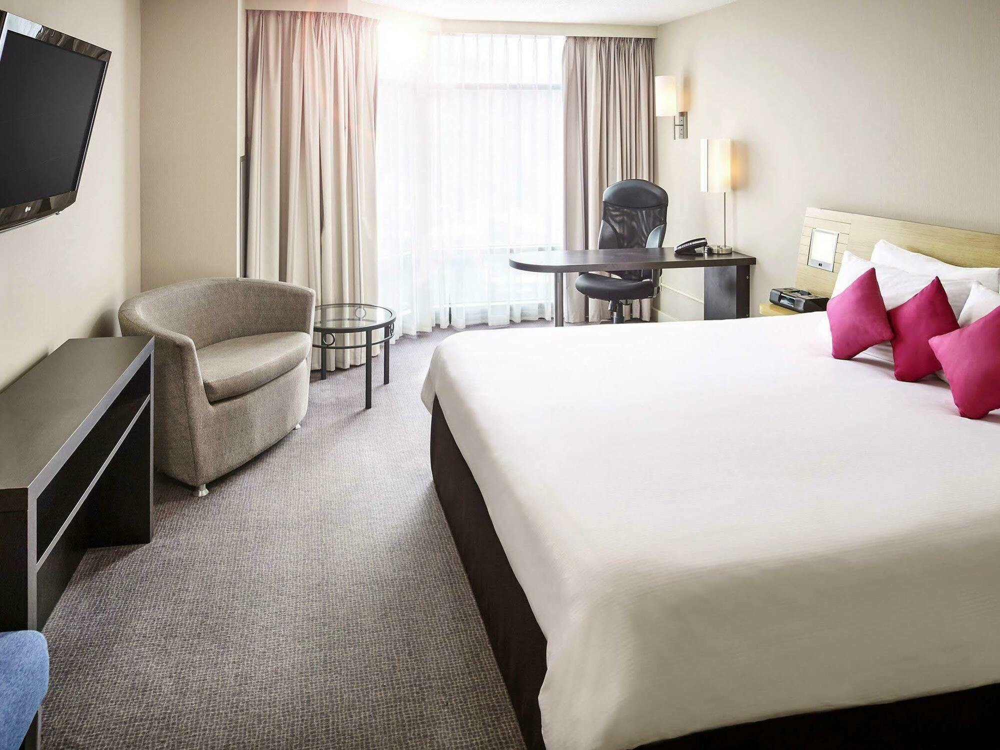 Novotel North York Hotel 3*