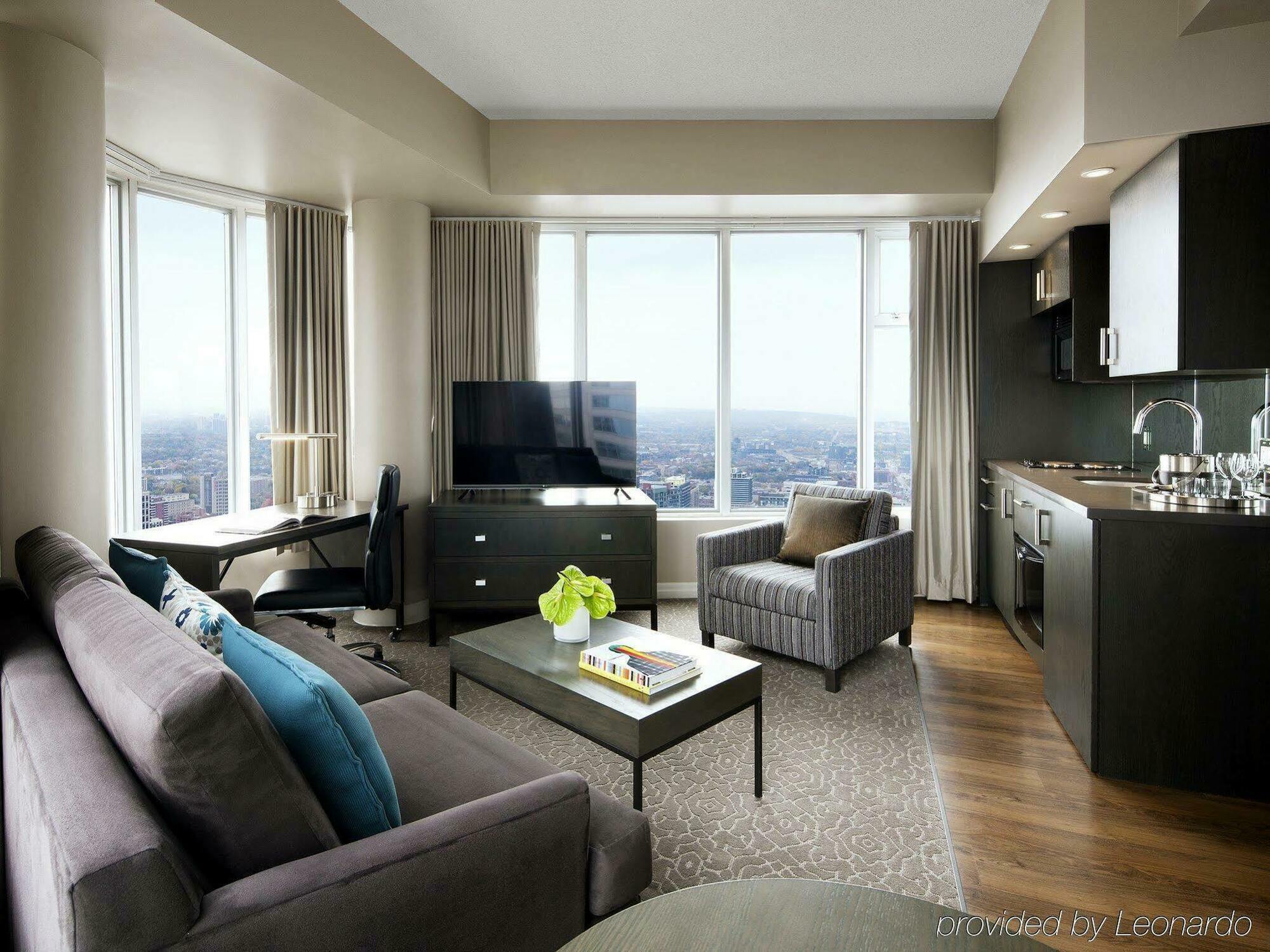 Hotel One King West And 4*