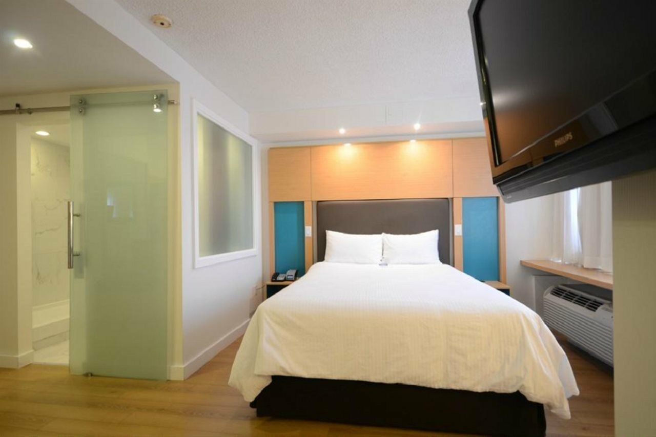 Bond Place 3*