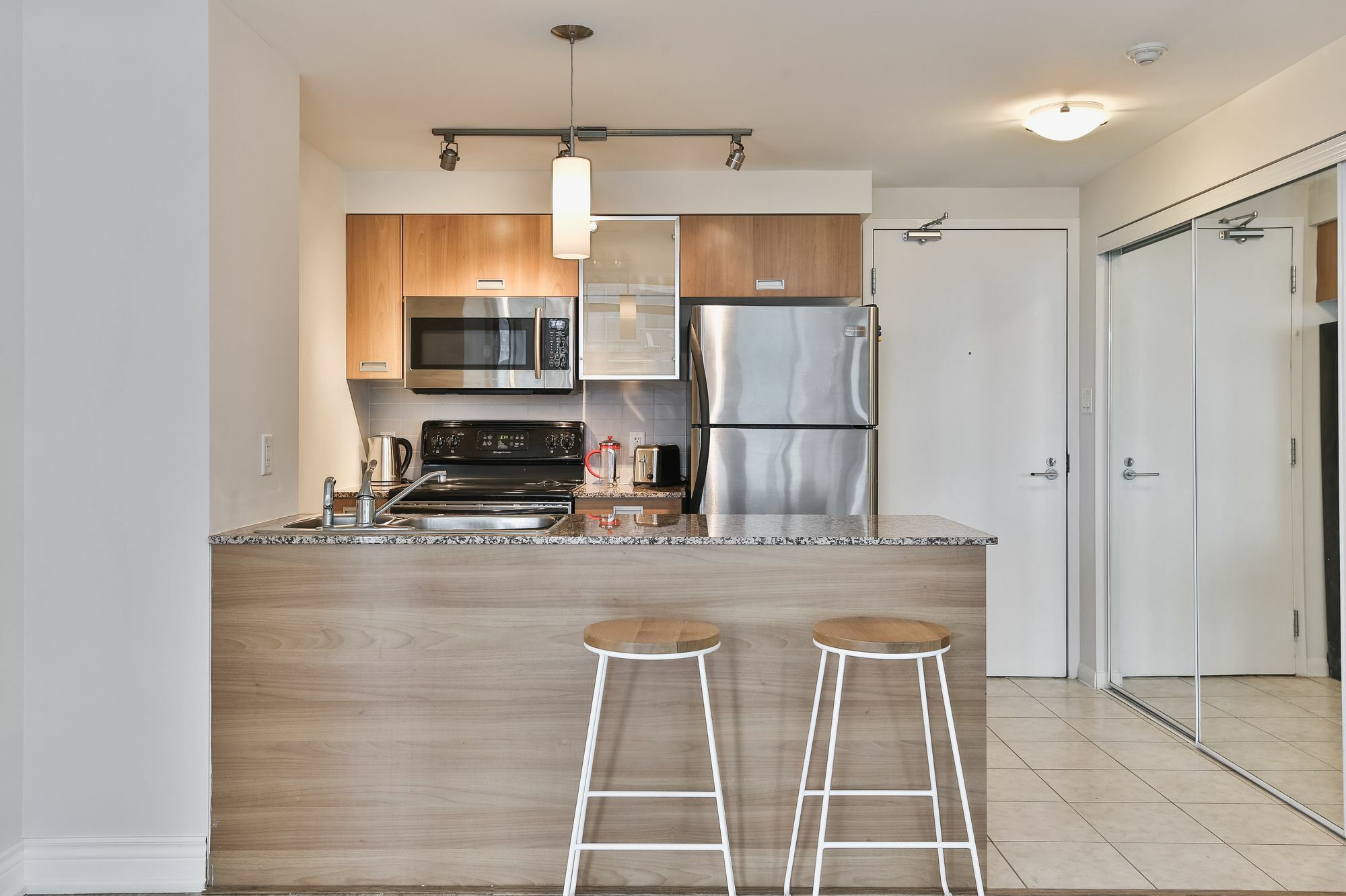 Hotel Quickstay - Luxury Sub-penthouse On Bay St. 4*