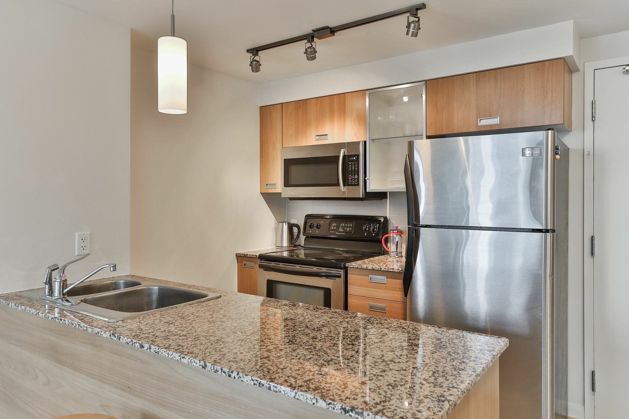 Quickstay - Luxury Sub-penthouse On Bay St. Hotel 4*