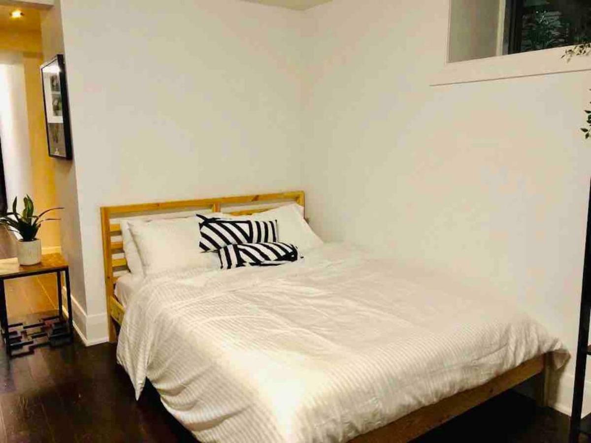 Apartment Spacious Bachelor - Parkdale Mansion