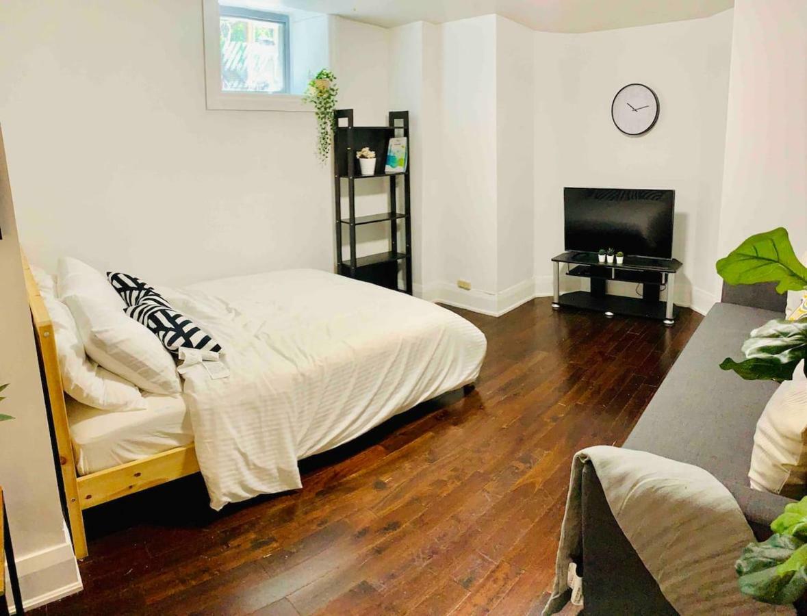 Spacious Bachelor - Parkdale Mansion Apartment