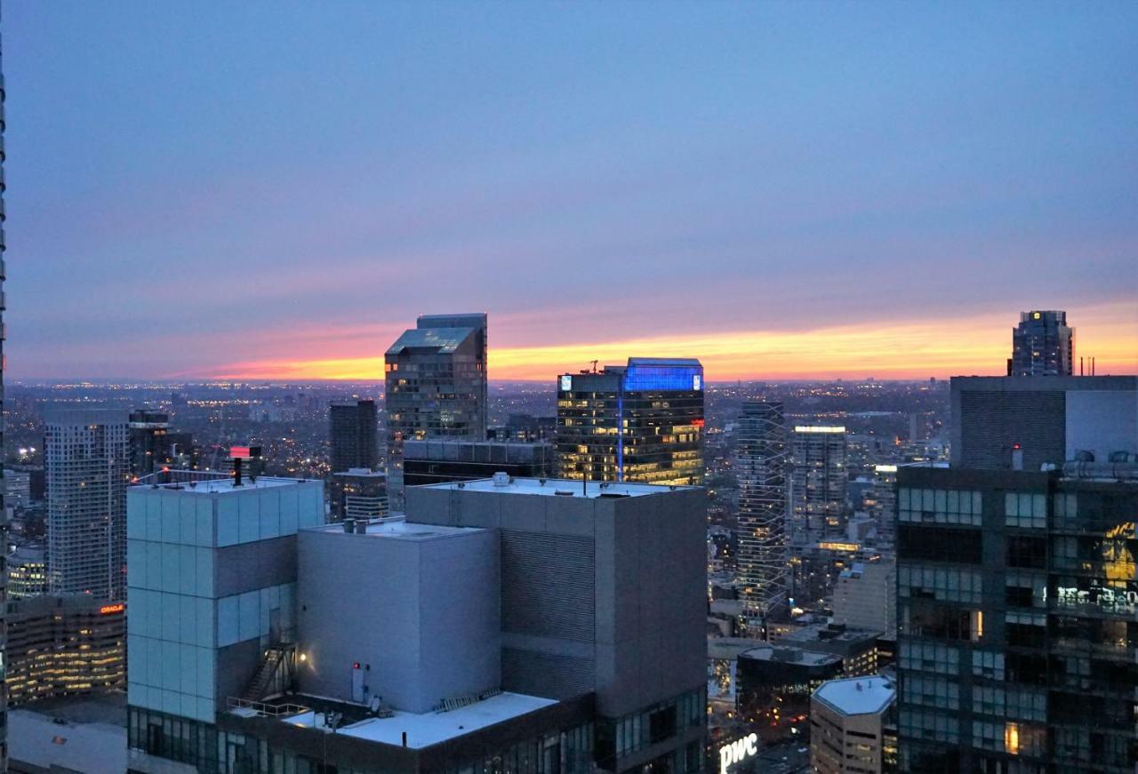 Apartment Presidential Heart Of Downtown With Stunning View Toronto