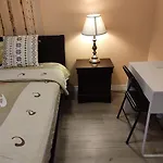 North York Room Close To Hwy 401 And Dvp