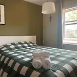 Cozy & Stylish 2 Bd In Midtown Toronto