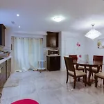 Large Unit With Free Parking, Wifi, 25 Minutes To Downtown Toronto