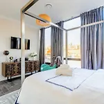 Modern Pet-Friendly Chinatown Apartment