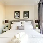 Modern Pet-Friendly Chinatown Apartment
