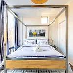 Modern Pet-Friendly Chinatown Apartment