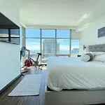 Elegant Cityview Condo In Toronto