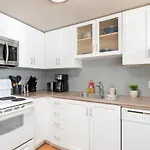 Comfy Liberty Village Home 1Bd Steps From King St