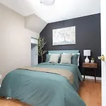 Comfy Liberty Village Home 1Bd Steps From King St