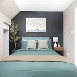 Comfy Liberty Village Home 1Bd Steps From King St