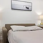 Private House With Parking & Steps To Subway