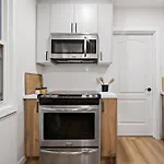 Private House With Parking & Steps To Subway