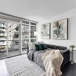 Prime Location Rogers Centre Sleeps 6 Parking