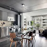 Prime Location Rogers Centre Sleeps 6 Parking
