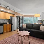 Cozy Apartment At Dundas Square!