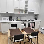 Maple Leaf Stay-Walk To Uoft,Dt,Street Cars,Bars,Rom-Free Wifi