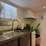 Charming Basement Suite With Private Entrance Near Subway, Koreatown & Uoft