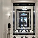 Cozy 1B Luxury Condo Heart Of Toronto