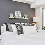Quickstay - Classic & Trendy Yorkville Condo