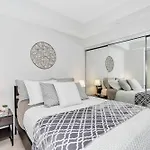 Quickstay - Classic & Trendy Yorkville Condo