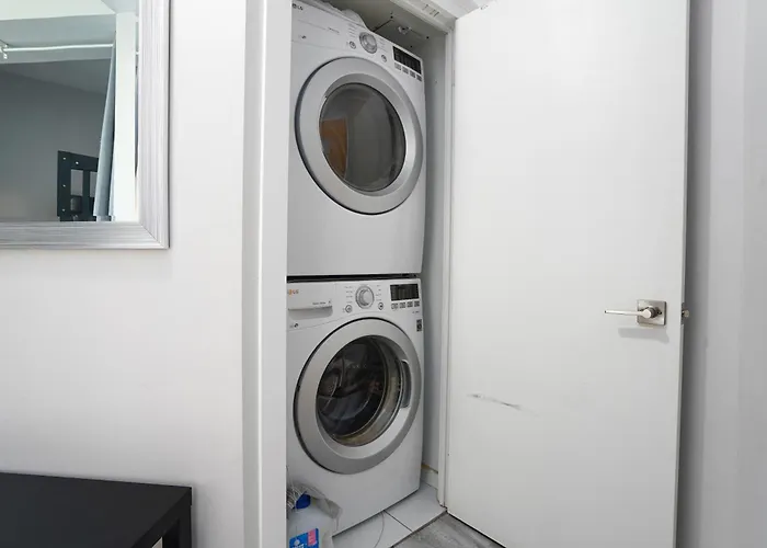 Simply Comfort Suites - One Plus Den Apartment With Scotiabank Arena View