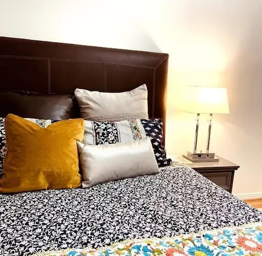Vintage 2 Bed 2 Bath Suite Distillery District