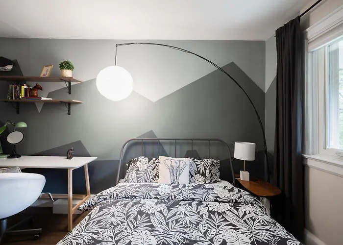 Spacious Room With Ensuite Bathroom Near Subway, Koreatown & Uoft