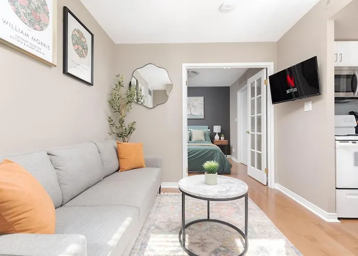 Comfy Liberty Village Home 1Bd Steps From King St