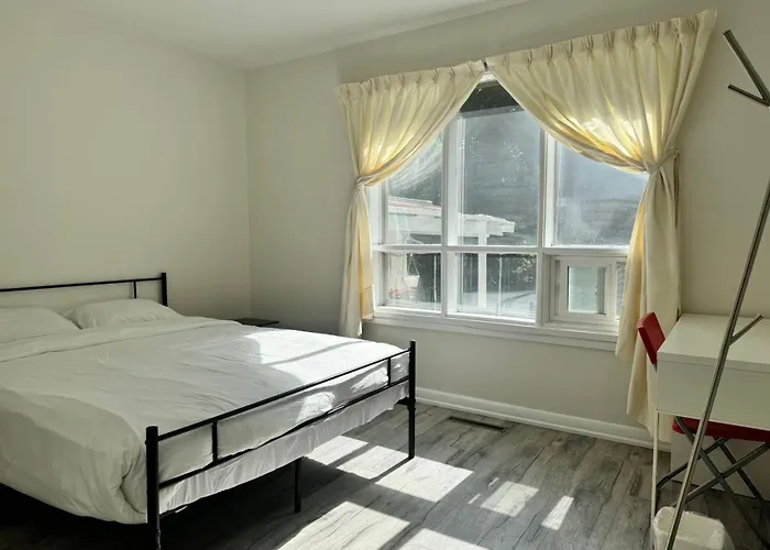 Queen Comfort Close To Finch Station & Shopping