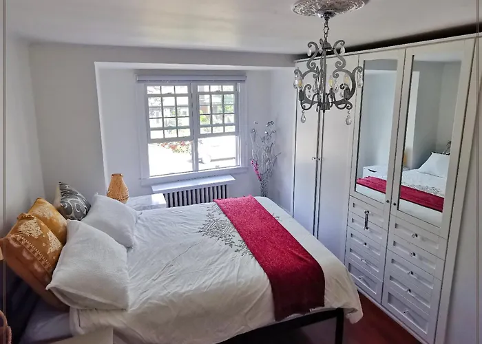 Spacious Room In Midtown
