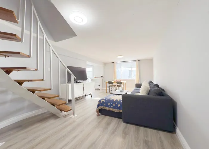 Simple & Budget Room Close To Utsc & Centennial