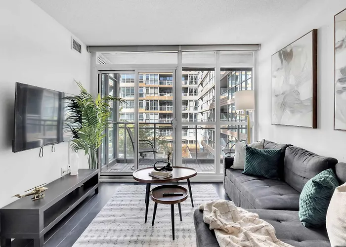 Prime Location Rogers Centre Sleeps 6 Parking