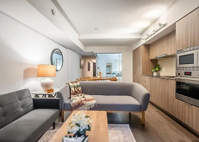 California King Bed In Heart Of Downtown Toronto
