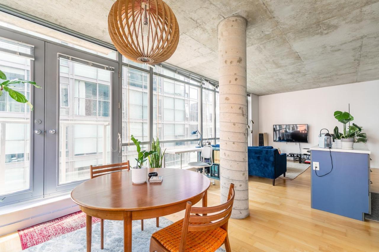 Spacious Corner Downtown Apartment Toronto