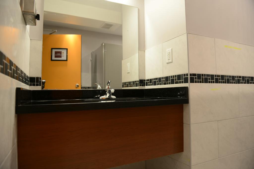Kensington College Backpackers Hostel *