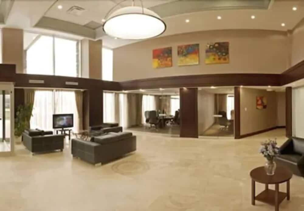 Comfort & Conference Centre Airport 3* Toronto