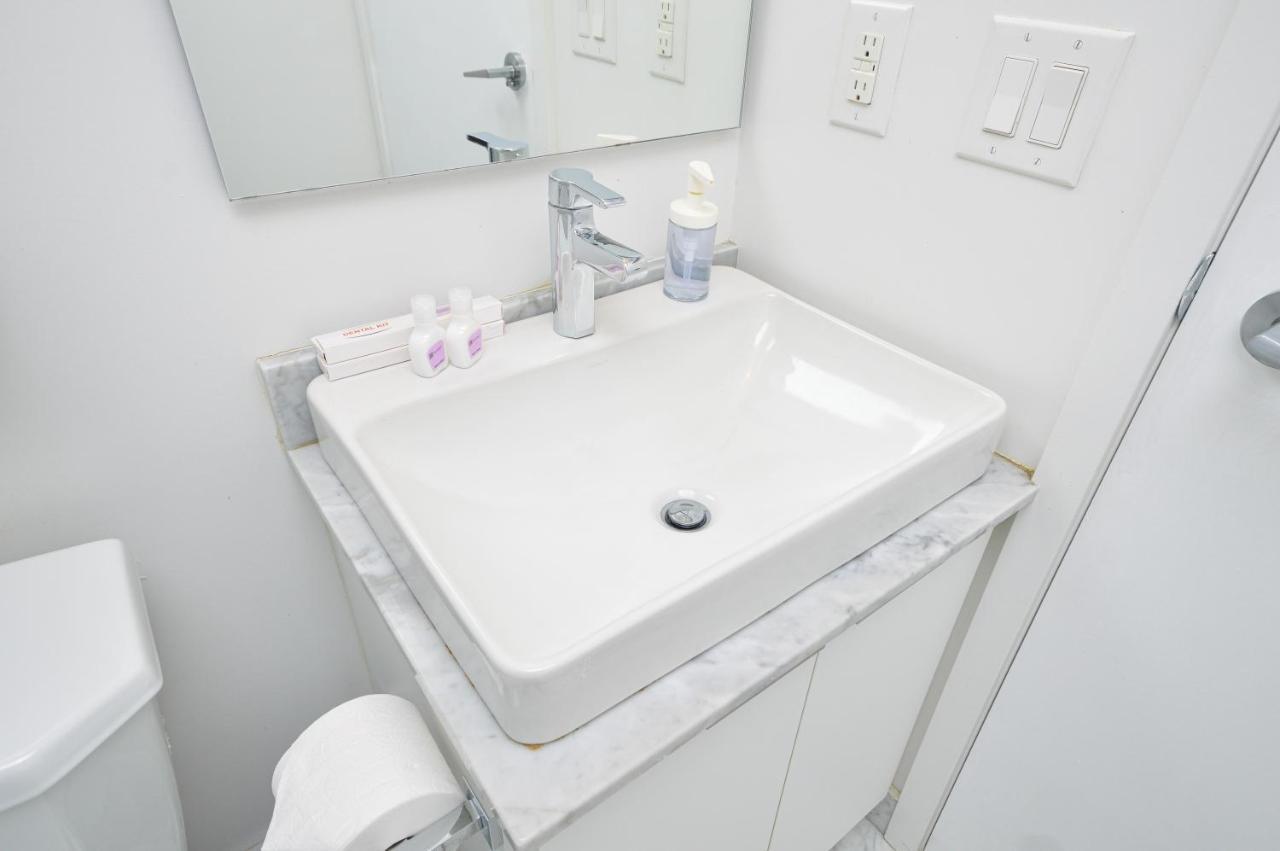 Minutes Walk To Scotiabank Arena,tiff, Mtcc,cn Tower Downtown Apartment *