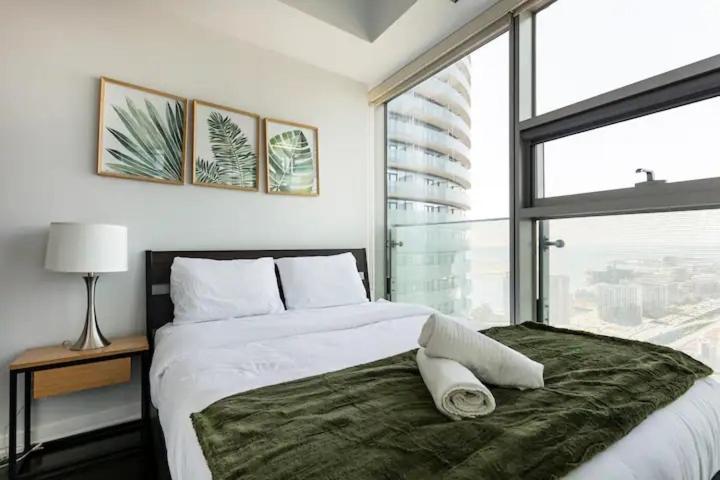 Elegant Waterfront Downtown / Unobstructed Cn Tower View Apartment Toronto