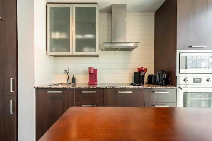 Elegant Waterfront Downtown / Unobstructed Cn Tower View Apartment