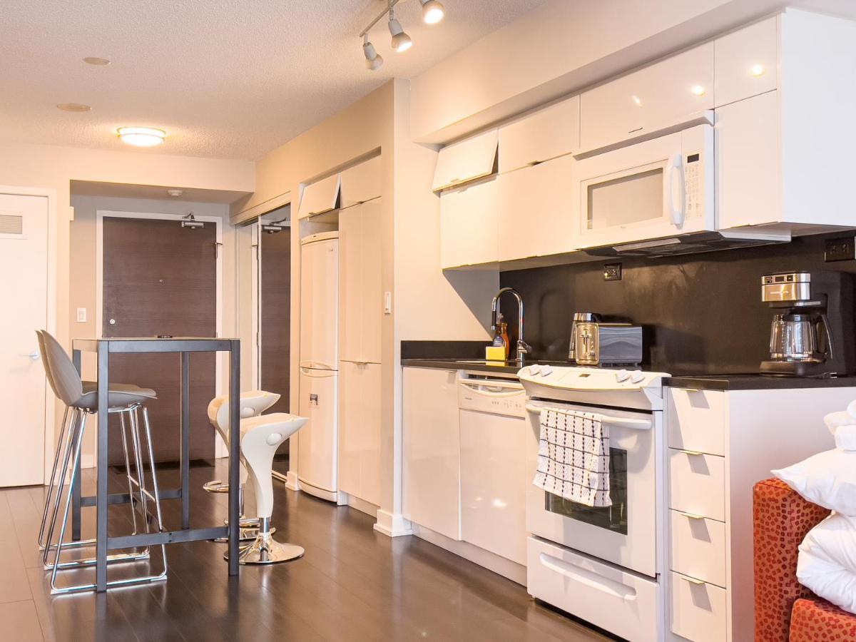 Downtown 2bed Free Parking Apartment Toronto
