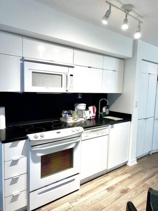 Luxurious In The Center Of Downtown Apartment *