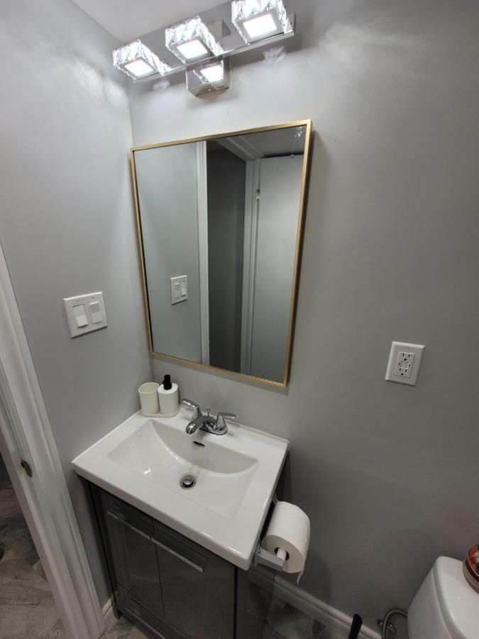 Guest house Basement - Master Bedrooms In Bayview Village Toronto